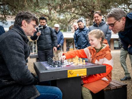 Jeugdburgemeester dwingt remise af tegen schaakgrootmeester bij opening buitenschaaktafels