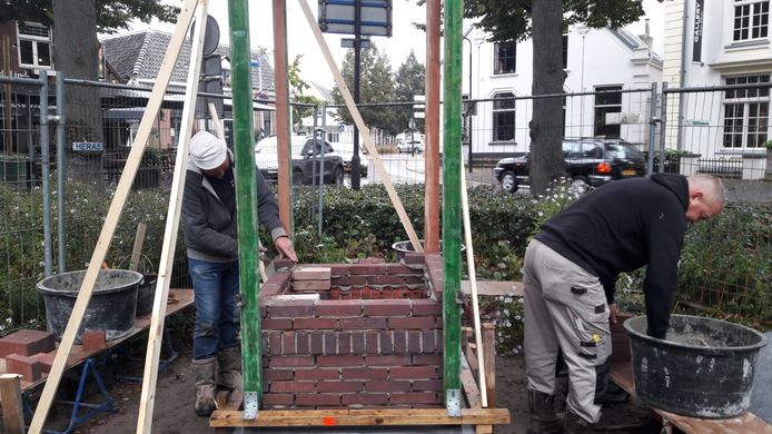 Werknemers van de Moergestelse aannemer Verhoeven werken aan de nieuwe dorpspomp voor Oisterwijk.