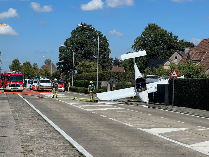 De hulpdiensten bij het neergestorte vliegtuig.