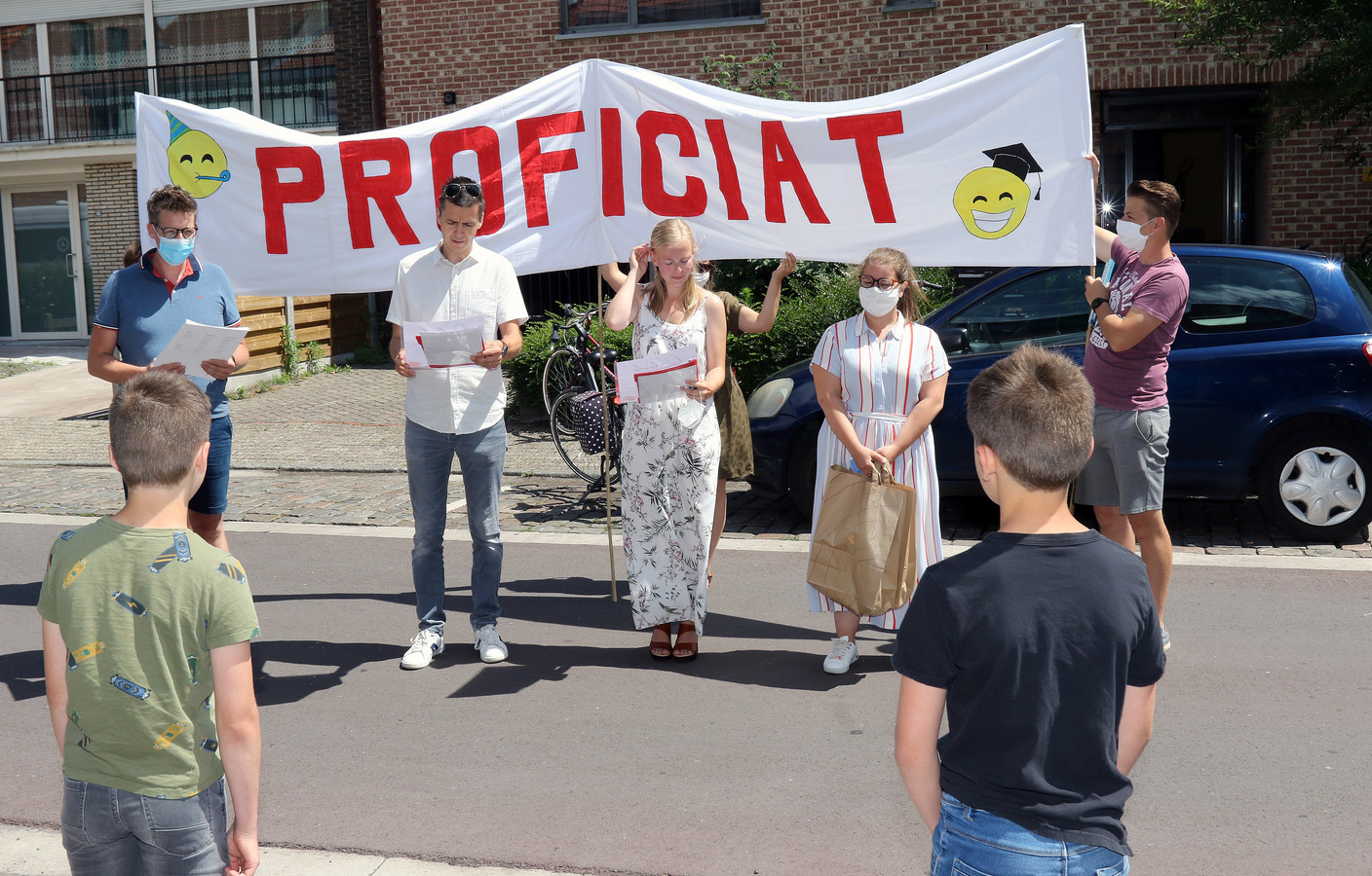 Met Spandoek En Ukelele Leerkrachten Heilig Graf Delen Diploma S Uit Aan Voordeur Foto Hln Be