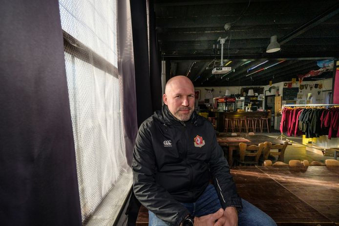 Voorzitter Ben Jansen van Enschedese Rugby Club heeft in de kantine bubbeltjesplastic voor de ramen gespannen ter isolatie. De accommodatie is sloopwaardig maar nieuwbouw is vooralsnog te duur.