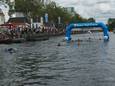 De finish na twee kilometer zwemmen in de Tilburgse Piushaven tijdens een eerdere editie van Swim to Fight Cancer.