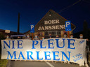 De supporters hingen een groot spandoek aan Boer Janssens, het café waar ze afspreken voor elke uitmatch.