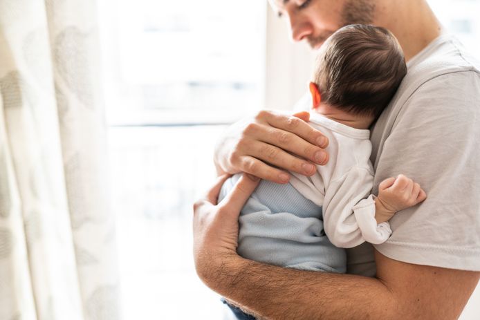 C'est très fun un bébé qui parle au téléphone avec papa 