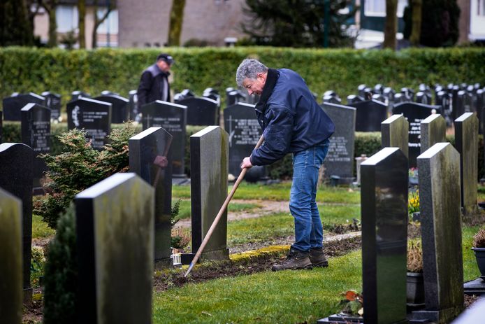 Vrijwilligers verzorgen het groenonderhoud op begraafplaats De Oude Toren in Beek en Donk.