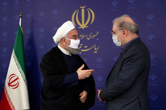 President Hassan Rouhani (links) in gesprek met minister van Volksgezondheid Saeed Namaki.