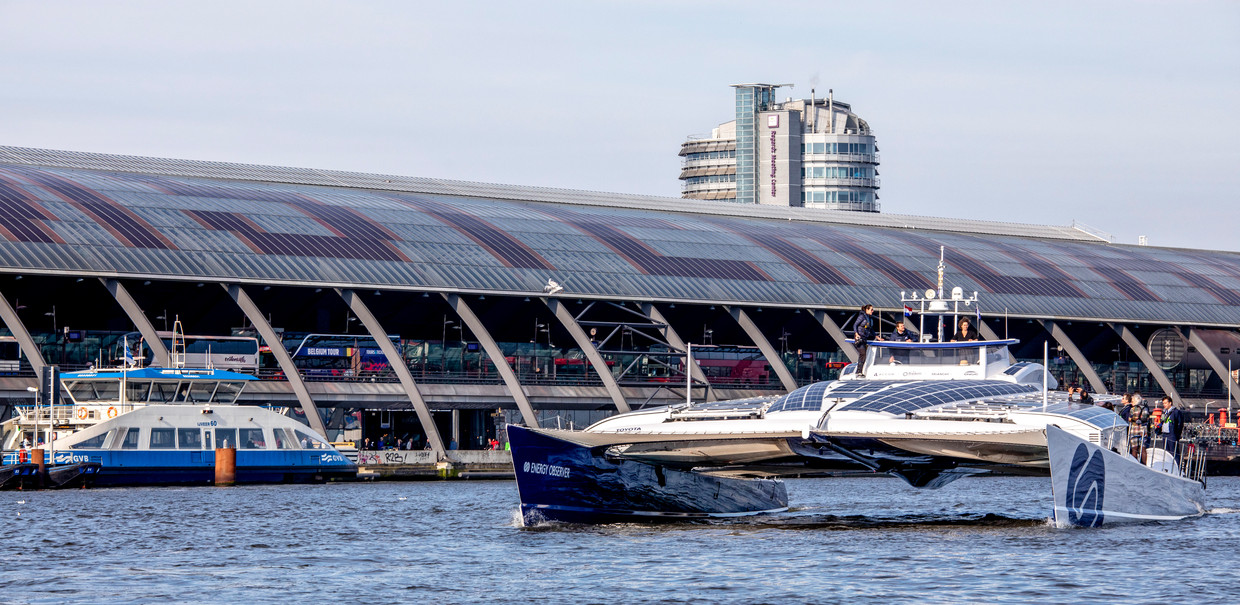 Aankomst van het schip Energy Observer achter station Amsterdam Centraal. Beeld Raymond Rutting