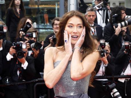 Carla Bruni frôle l’accident de robe sur le tapis rouge du Festival de Cannes