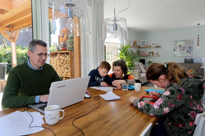 Maaike en Erik Merkx uit Oosterhout moeten met hun kindjes Oscar (7) en Femke (9) zien te dealen met de scholensluiting. Dat betekent constant improviseren, eigen werktijden aanpassen én voor juf en meester spelen.
