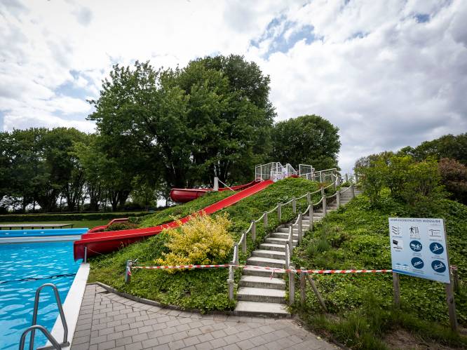 Bezoekers zwembad in Ootmarsum teleurgesteld, opeens zijn de glijbanen dicht: ‘Veiligheid boven alles’
