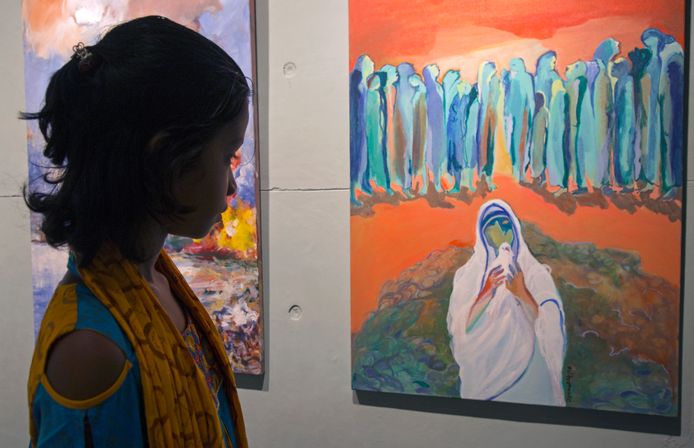 In het Liberation War Museum in Dhaka, Bangladesh, kijkt een meisje naar een schilderij. Dit is onderdeel van een tentoonstelling over de vlucht van de Rohingya's, die is opgezet samen met de Art Club in Cox's Bazar, de stad waar bijna 700.000 gevluchte Rohingya's uit Myanmar verblijven