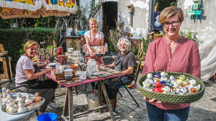 Sofie Florin verkoopt ook eendjes in klei in het kader van de Warmste Week. “Acties houden voor het goede doel is mijn therapie”, zegt ze.