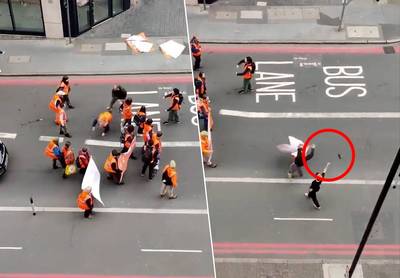 KIJK. Man valt klimaatactivisten aan tijdens betoging in Londen: demonstranten tegen de grond geduwd