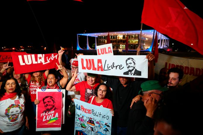 Aanhangers van Lula vieren de uitspraak van het Hooggerechtshof in de Braziliaanse hoofdstad Brasília.