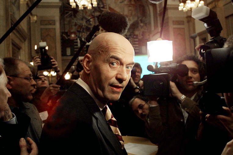 Pim Fortuyn kijkt recht in de camera van de aanwezige pers in het stadhuis van Rotterdam, vlak voor de uitslag van de gemeenteraadsverkiezingen. Beeld Guido Benschop / WFA