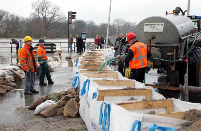 Grote zandzakken werden in 2011 gevuld in Deventer om te voorkomen dat het IJsselwater de stad in zou stromen.