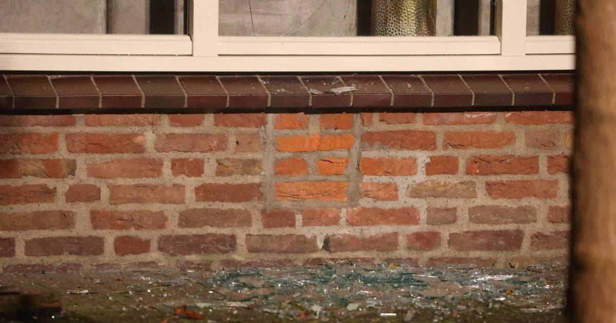 Vrouw (50) zwaargewond door ontploffing bij voordeur van huis in Nieuwkuijk, politie denkt aan opzet