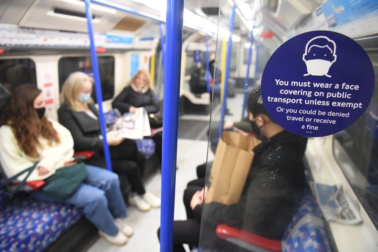 De metro in Londen, waar mondmaskers nu nog verplicht zijn.. Beeld EPA