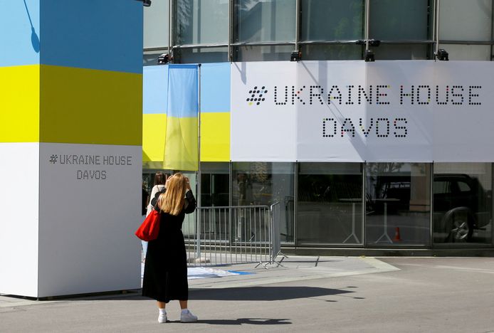 Een vrouw fotografeert het 'Oekraïne Huis' op het wereld Economic Forum dat vandaag begint.