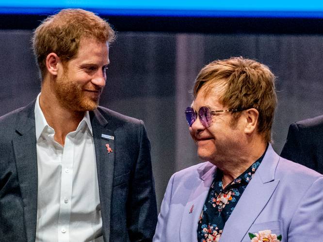 Elton John verdedigt prins Harry en Meghan Markle: “Ik heb hun privéjet betaald”