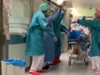 Applaus en erehaag van verpleegkundigen voor eerste patiënt uit intensieve zorg