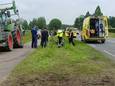 Hulpdiensten bij de plek van het ongeval op de N317 bij Breedenbroek.