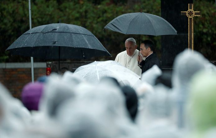Paus Franciscus bij zijn aankomst bij het Atomic Bomb Hypocenter Park in Nagasaki.