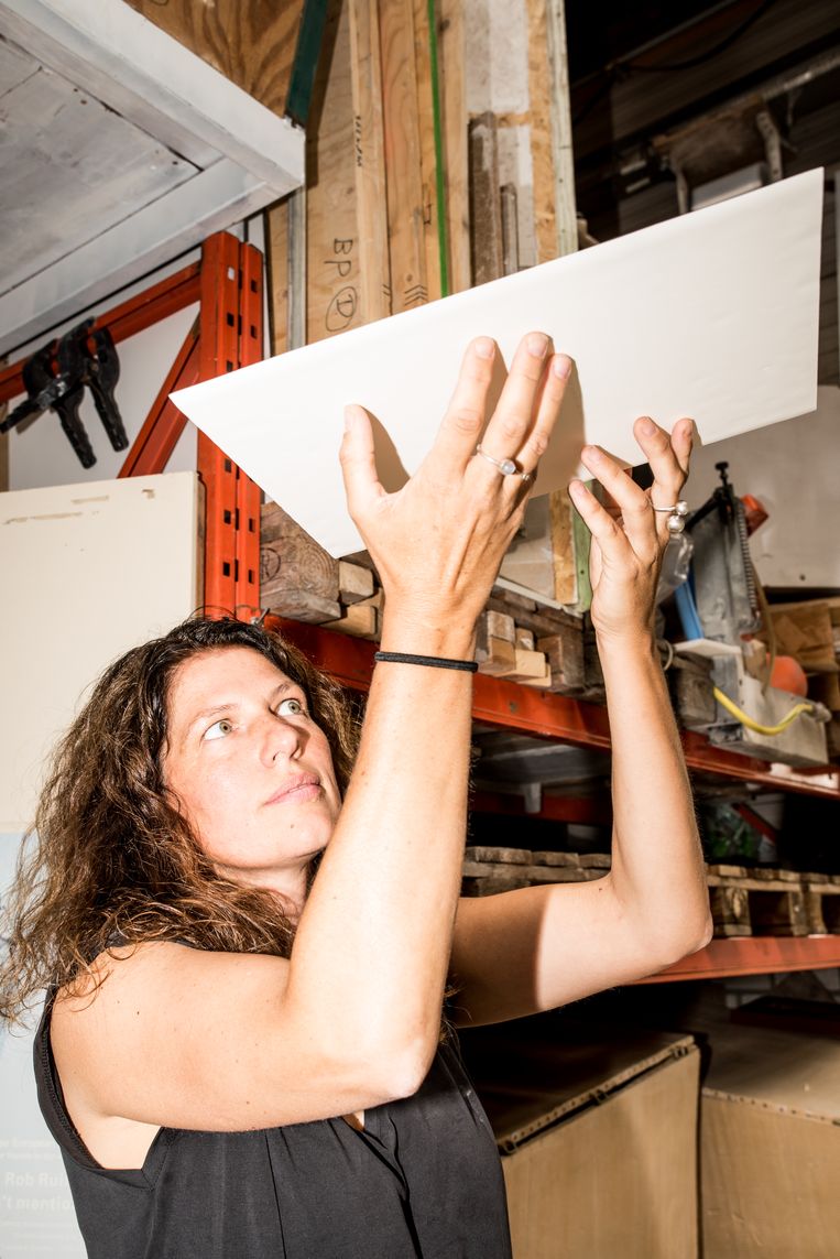 Kunstenaar Esther Kokmeijer is in haar atelier in Elshout bezig om in porseleinen platen de Grondwet te gieten, voor de tijdelijke huisvesting van de Eerste Kamer.  Beeld Jan Mulders