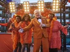 Lee Towers komt met Koningsdaglied: ‘Zijn toe aan ontspanning en plezier’