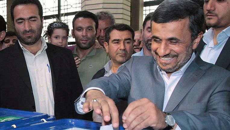 De Iraanse president Ahmadinejad brengt een stem uit op een mogelijke opvolger. De gematigde Rohani kwam als winnaar uit de bus en zal het stokje van Ahmadinejad overnemen. Beeld ANP