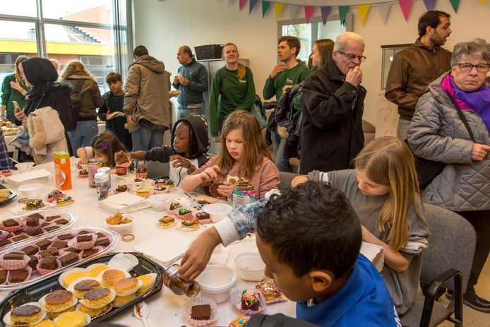 Voor kinderen is de Schiedamse Kansenfabriek op de openingsdag vooral een taartjesfabriek.