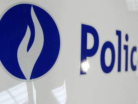 Le véhicule d’un policier bruxellois “gravement endommagé”: “Cet acte lâche serait lié aux arrestations de ces derniers jours”