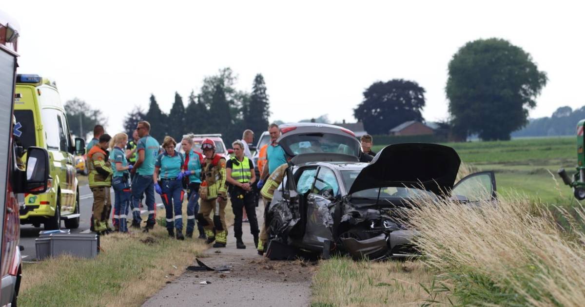 Engeltje op schouders vader en zoon bij heftig ongeluk tussen Blokzijl en Steenwijk.
