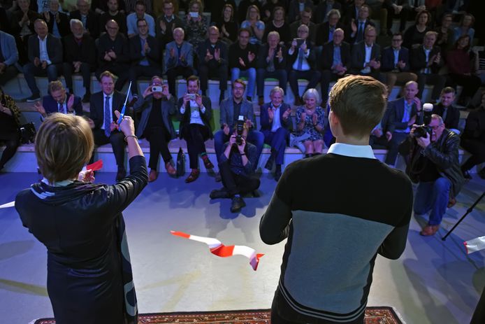 Het lintje is geknipt, zweeft nog door de lucht. Het nieuwe Frencken is geopend. Rector Kokke (l) mocht natuurlijk ook knippen.