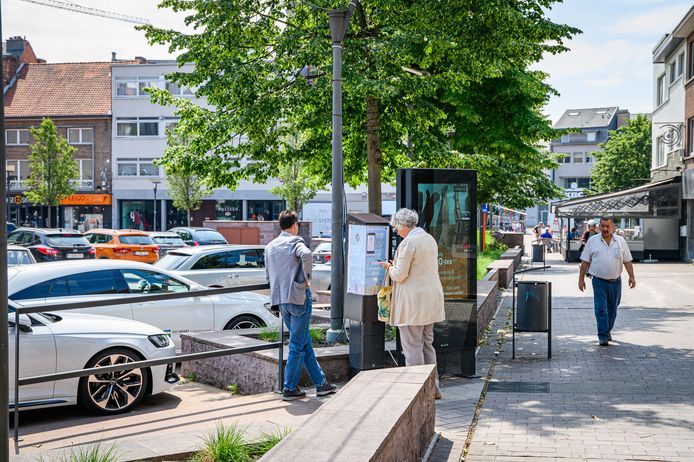 Mensen aan een parkeerticketautomaat in Genk. Correct parkeren is niet overal even eenvoudig, blijkt uit de klachten.