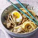 Lekker voor de lunch: bamisoep met sesam, paddenstoelen en ei