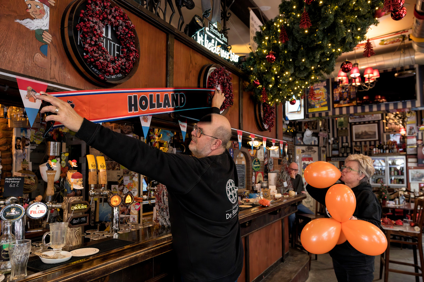 In dit café hangt de kerstboom horizontaal aan het plafond ‘Om meer