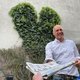 Gidi Heesakkers bezorgt de krant na bij Michel Crolla, die hem het liefst bij een ander uit de bus zou trekken