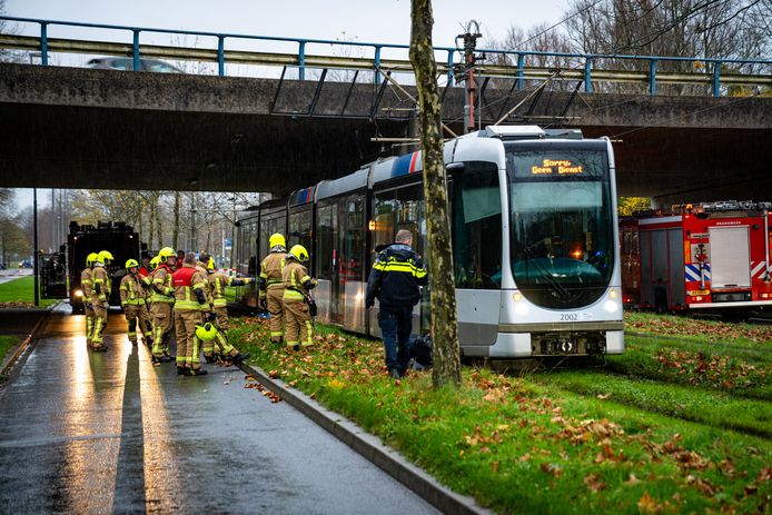 Een tram heeft een persoon aangereden op Slinge in Rotterdam.