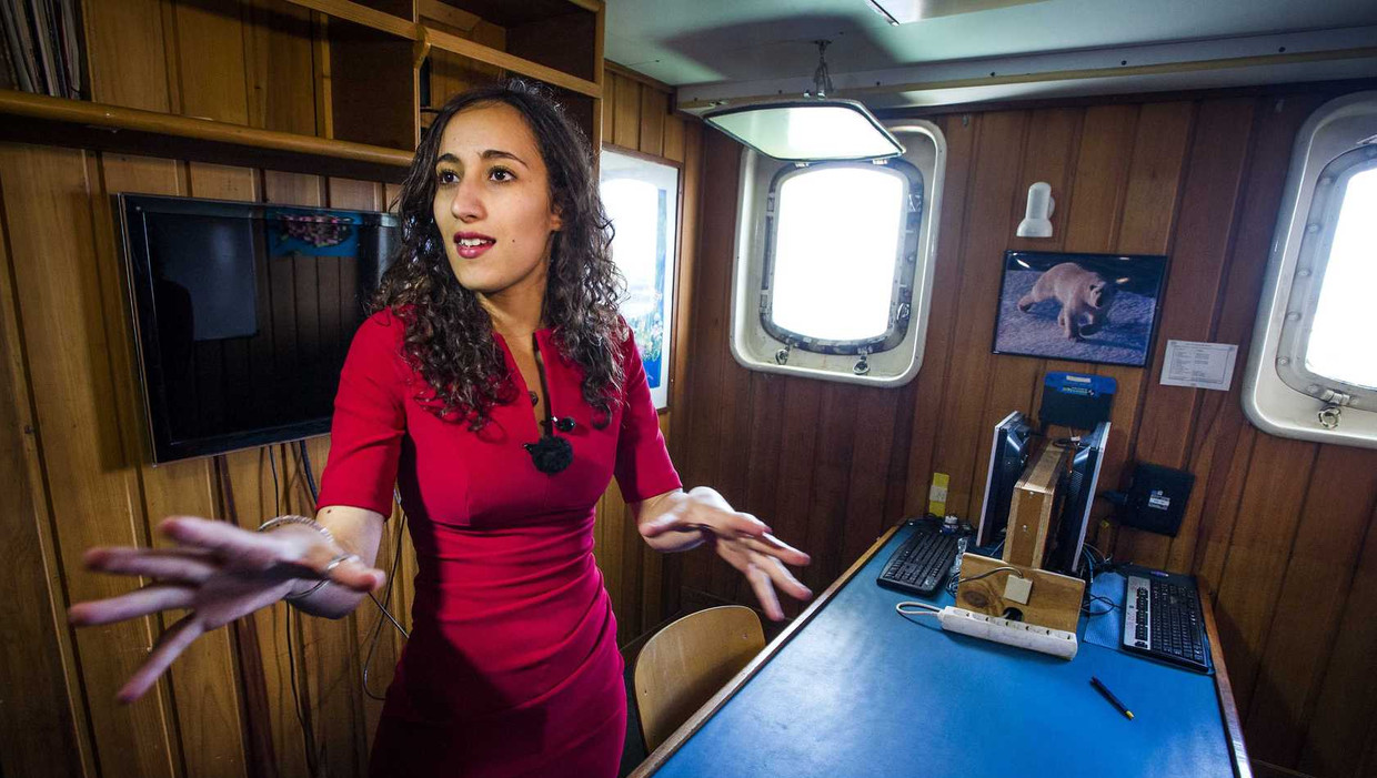 Bemanningslid Faiza Oulahsen die in Rusland gevangen werd genomen, neemt een kijkje in het actieschip Arctic Sunrise. Het schip werd wereldberoemd nadat de Russische kustwacht het enterde en in Moermansk aan de ketting legde. De bemanning die protesteerde tegen olieboringen in de Poolzee, de zogenaamde Arctic 30, werd vastgezet. Beeld anp