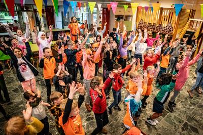 Regen mag de pret niet drukken bij Koningsspelen op Het Beekdal: ‘We mogen lekker veel bewegen’