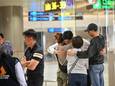 Passiegers van Singapore Airlines vlucht SQ321, die een noodlanding maakte in Bangkok, begroeten hun familieleden na hun aankomst in Singapore met een alternatief vliegtuig.