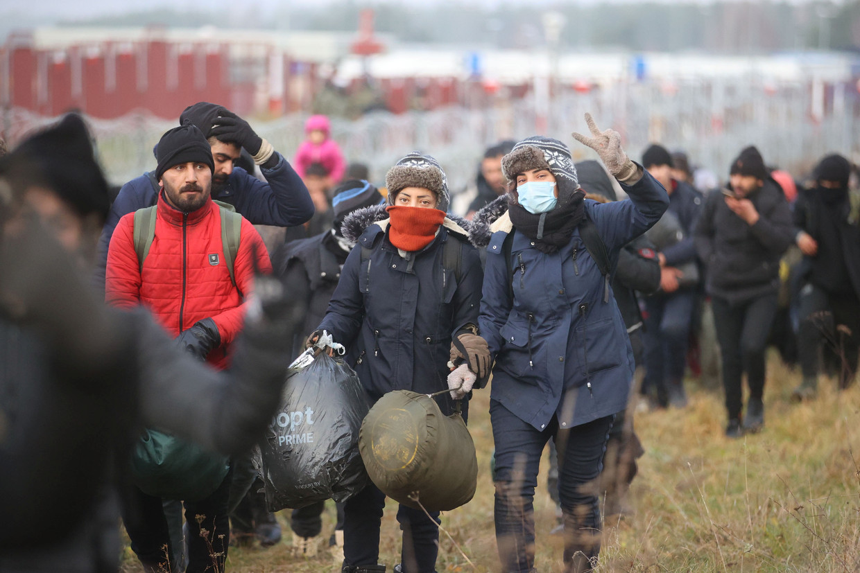 Vluchtelingen aan de Wit-Russisch-Poolse grens.  ‘De uitgelokte vluchtelingencrisis is een cynisch machtsmiddel van Russisch president Poetin’, oordeelt professor Jonathan Holslag (VUB). Beeld via REUTERS