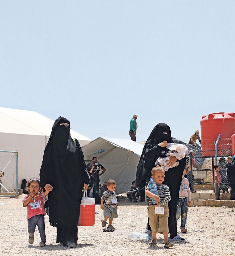 Vrouwen van IS-strijders in kamp Al-Hol. Beeld 