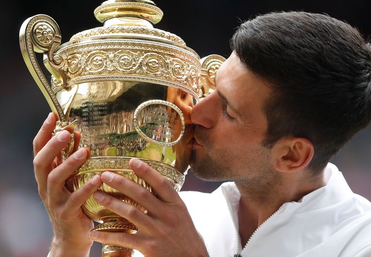 Novak Djokovic met zijn trofee. Beeld REUTERS