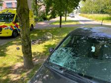 Fietser belandt op voorruit auto bij botsing in Raamsdonksveer 