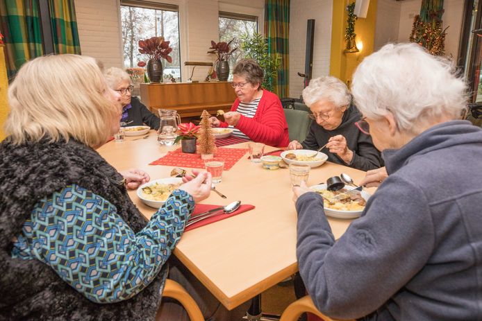 Bewoners van de Horst genieten van de verse maaltijden.