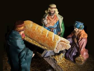 Bakkerijketen vervangt kindje Jezus door worstenbroodje. Maar dat blijkt geen goed idee