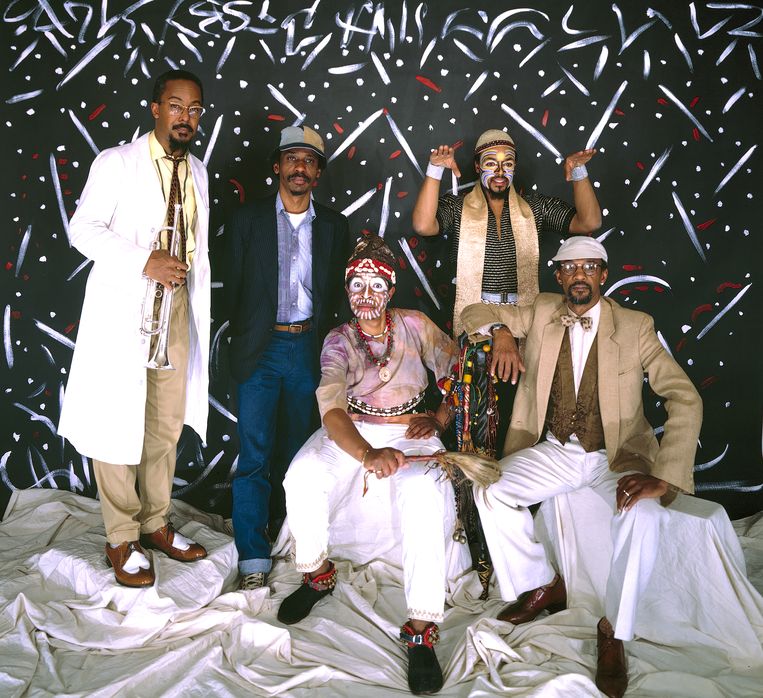 Van links naar rechts: Lester Bowie, Roscoe Mitchell, Malachi Favors, Famadou Don Moye en Joseph Jarman van Art Ensemble of Chicago.  Beeld Getty Images