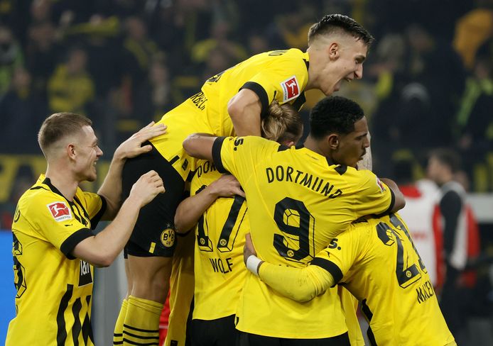 Borussia Dortmund heeft de druk weer bij Bayern München gelegd in de Bundesliga. De ploeg van Donyell Malen en Sébastien Haller haalde stevig uit tegen FC Köln: 6-1.